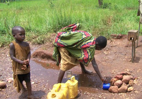 5. Burundi, GDP bình quân đầu người: 615 USD. Yếu tố chính góp phần vào sự đói nghèo ở Burundi là thiếu nước sạch và chiến tranh liên miên. Burundi cũng đối mặt với tình trạng dân trí thấp và vấn nạn AIDS trên diện rộng.