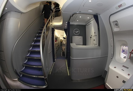 Ngoài ra, khu vực hành khách của máy bay Boeing 747 – 8 cũng đã được mở rộng đến 5,6m với tổng chiều dài lên tới 76,3 m, trở thành chiếc máy bay dài nhất thế giới hiện nay.