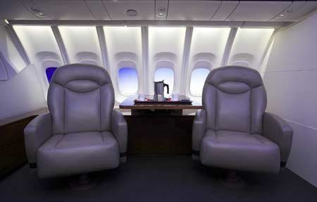 Cabin trên 747-8 với những cửa sổ lớn giúp hành khách có thể vừa nghỉ ngơi vừa ngắm mây lãng đãng ngoài bầu trời.