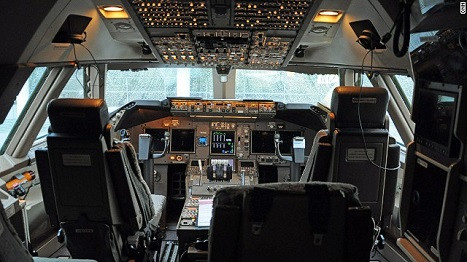 Khoang lái của chiếc máy bay 747-8.