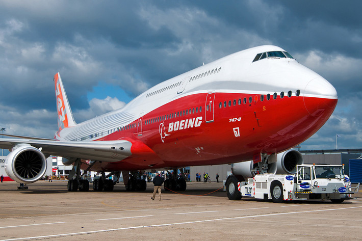 Không quân Mỹ vẫn đang đàm phán về hợp đồng với Boeing, trong đó có những yêu cầu chỉnh sửa các chi tiết để phù hợp với tính năng của chuyên cơ dành cho tổng thống và các dịch vụ bảo trì để máy bay hoạt động trong 30 năm.