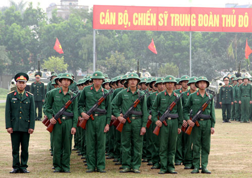 Đồng thời, Trung đoàn Thủ đô cũng phát động đợt thi đua cao điểm “Thần tốc- Quyết thắng” và Tháng Thanh niên năm 2015. Tới dự có lãnh đạo, chỉ huy Quân đoàn 1; đại diện lãnh đạo, chỉ huy các sư đoàn trực thuộc quân đoàn; đại diện Trung ương Đoàn TNCS Hồ Chí Minh và Ban Thanh niên Quân đội. Ảnh: Khối chiến sĩ của Trung đoàn 102 tham dự Lễ ra quân huấn luyện năm 2015.
