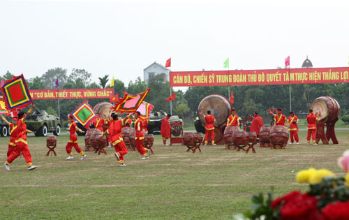 Màn trống hội chào mừng ngày đơn vị ra quân huấn luyện.