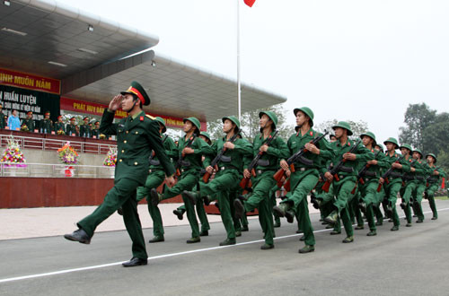 Duyệt đội ngũ trong Lễ ra quân huấn luyện.