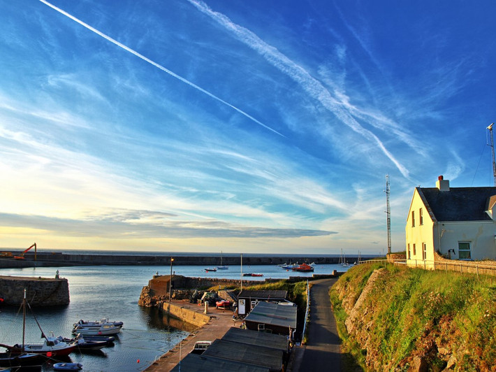 7. Guernsey, hòn đảo nhỏ ở eo biển Anh nhưng nó đã không còn thuộc nước Anh: Guernsey đã thành lập một cảng an toàn cho các công ty quốc tế, không đánh thuế đối với lợi nhuận bán hàng, của cải và vốn liếng của họ.