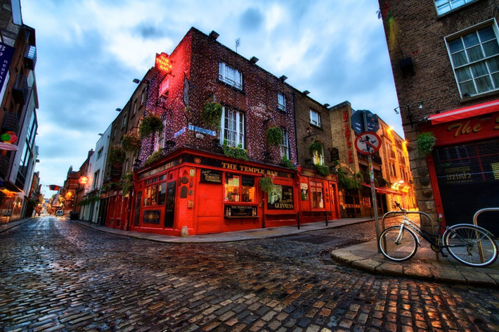 3. Ireland: Quốc gia này là điểm đến yêu thích cho các nhà đầu tư nước ngoài ở châu Âu, nhờ mức thuế suất chung rất thấp. Công ty công nghệ như Google, Facebook và PayPal tất cả đều có trụ sở châu Âu của họ ở Dublin, nơi mà họ được hưởng một mức thuế tổng lợi nhuận trên 25%. Trong khi đó, mức trung bình của OECD là 41%.