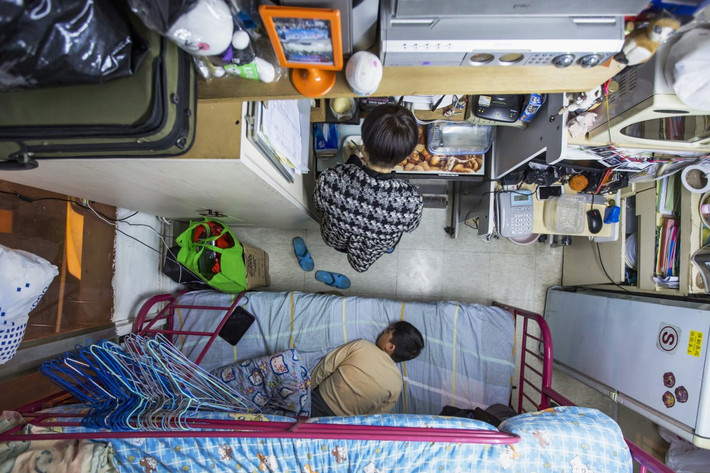 Hiện nay, hầu hết các căn hộ ở Hong Kong đều được chia nhỏ thành nhiều không gian sống để cho nhiều người thuê riêng lẻ.