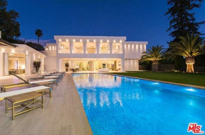 Steve Cohen vừa bổ sung vào bộ sưu tập nhà sang của mình căn biệt thự trị giá 35 triệu USD tại Beverly Hills, Mỹ. Biệt thự hạng sang này rộng hơn 1.000m2 với 9 phòng ngủ, 11 phòng tắm và một bể bơi nước muối rộng lớn.
