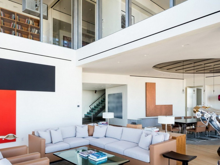 Cohen sở hữu một căn hộ penthouse khổng lồ ở thành phố New York và ông đã rao bán giá 115 triệu USD vào năm ngoái. Sau đó, giá căn hộ đã được giảm xuống còn 82 triệu USD, nhưng ông vẫn chưa tìm được người mua.