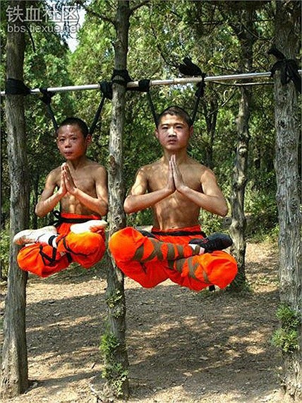 Ngồi thiền theo tư thế bị treo cổ.