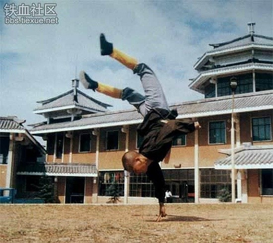 Chống đẩy bằng một ngón tay.