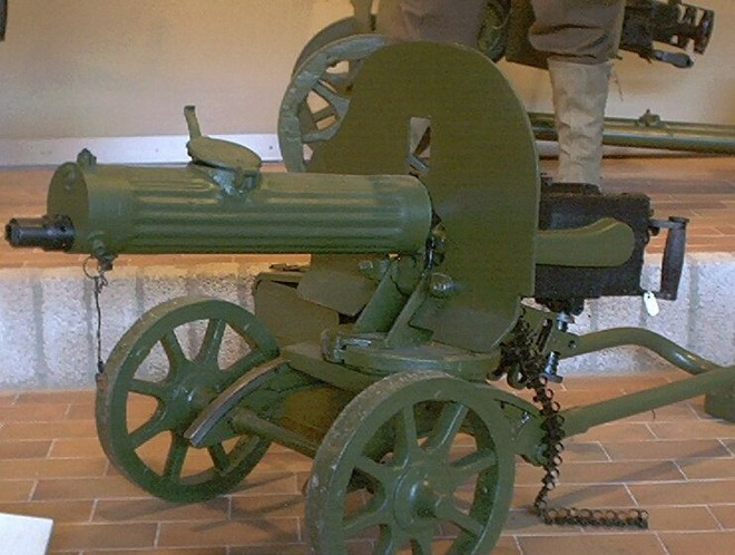 Súng máy hạng nặng Maxim chính thức góp mặt trong biên chế quân đội Nga Hoàng năm 1910. Sau đó, khẩu súng này tiếp tục phát huy vai trò trong Chiến tranh Thế giới lần 1 và lần 2. Ngoài khả năng chống bộ binh, khẩu súng còn được dùng để phòng không hay lắp trên các chiến hạm.