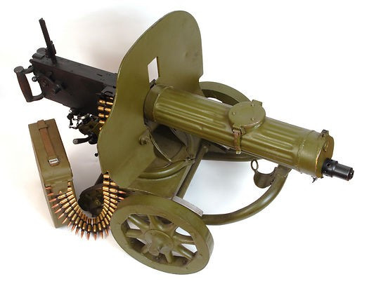 Mỗi khẩu Maxim nặng 64,3 kg với nòng dài 72,1 cm. Nó bắn loại đạn kích thước 7,62x54 mm cùng tốc độ bắn đạt tới 600 viên/phút. Maxim sử dụng băng đạn dây với số lượng 250 viên. Do súng quá nặng nên người ta phải đặt lên xe kéo trong điều kiện tác chiến trên bộ.