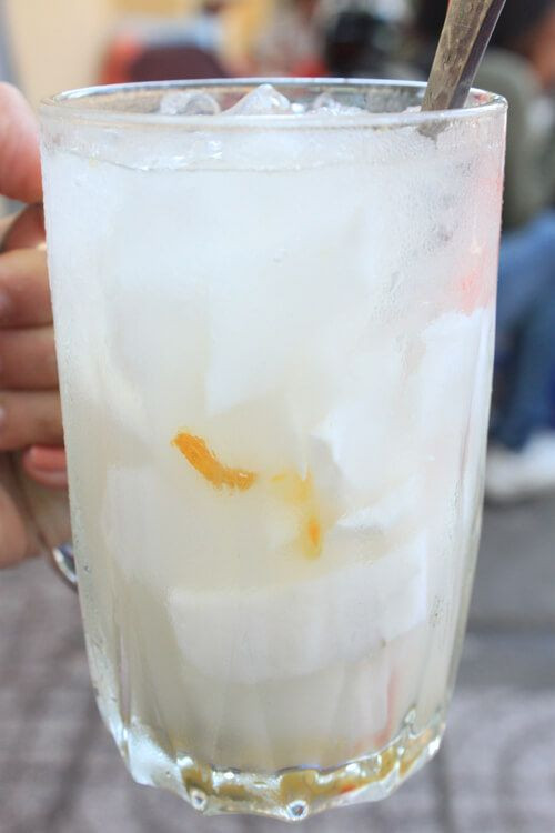 Trong những ngày hè oi nóng, cơm dừa được chế biến thành món giải khát đầy hấp dẫn. Đơn giản thì tách lấy gần chục cùi dừa pha cùng nước đường, bỏ vài viên đá, nếu thích thì thêm cùi thốt nốt giòn sừn sựt, thanh mát là bạn đã có ly nước giải khát mát lạnh, ngọt lịm giải nhiệt mùa hè.