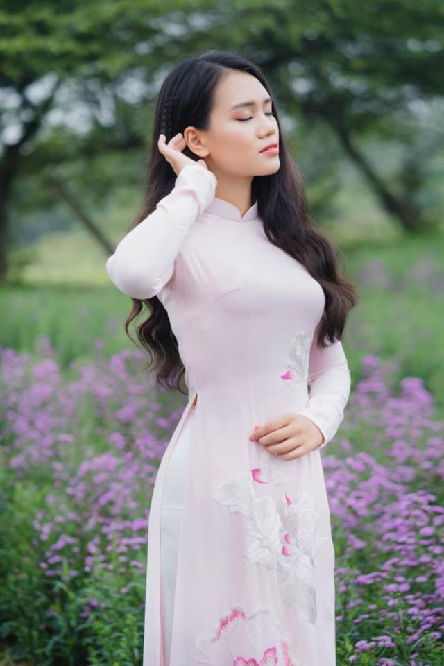 Hình ảnh nữ sinh diện áo dài cực kỳ duyên dáng và nữ tính.