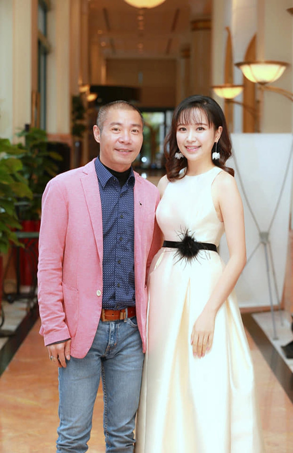 Khác hẳn với vẻ quê mùa, chân chất trong phim, Kim Oanh ngoài đời có cách ăn mặc sành điệu và hiện đại.