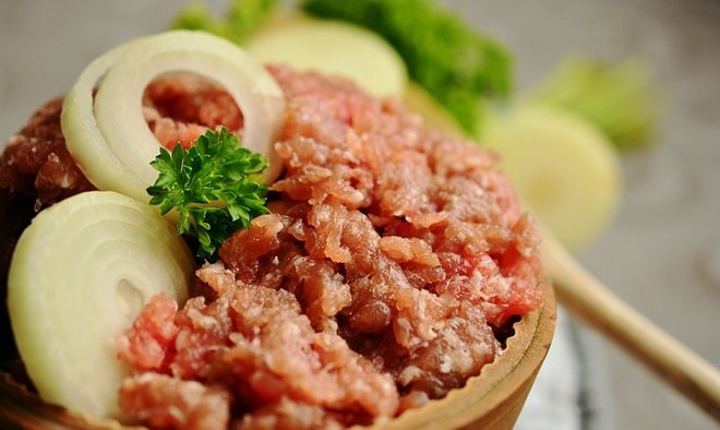 Đôi khi bơ hay phô mai sẽ tiếp vị để thực khách đỡ ngại miệng hơn. Và cũng vì thế mà Mett còn được xem là một kiểu hamburger độc đáo ở nước Đức.