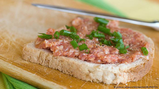 Để làm Mett, người ta sẽ dùng thịt lợn tươi nhất để băm nhỏ. Theo pháp luật tại Đức, tỉ lệ mỡ bên trong mỗi phần Mett không được vượt quá 35% để đảm bảo an toàn sức khỏe cho thực khách.