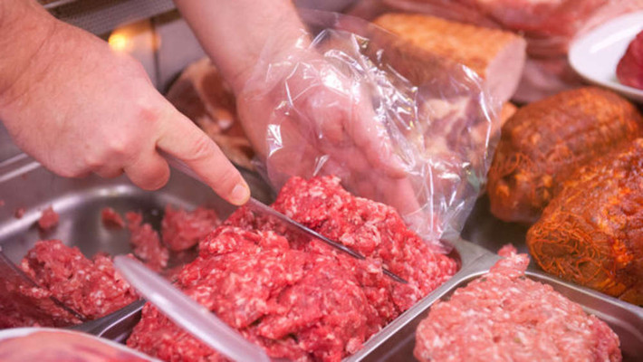 Những phần Mett truyền thống rất đầy đặn thịt và được tạo thành hình động vật để phục vụ trong các bữa tiệc. Tuy nhiên ngày nay, hương vị này đã phổ biến và trở thành một nét đặc sắc của ẩm thực đường phố tại Đức.