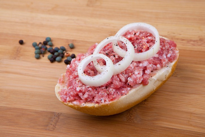 Chỉ cần trộn đều lên thì bạn đã hoàn thành xong phần Mett để phục vụ rồi đấy. Đơn giản trong nguyên liệu và cách chế biến nhưng món hamburger thịt lợn sống lại khiến nhiều người e dè và ngại ngùng.
