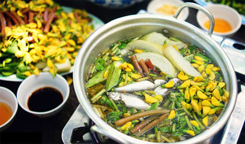 Lẩu cá linh điên điển: Đặc sản của Đồng Tháp này ăn ngon nhất là vào đầu mùa nước nổi, bởi lúc này cá linh chưa lớn hẳn nên xương rất mềm, thịt ngọt, bụng lại có chút mỡ nên ăn rất ngon và béo ngậy. Đặc biệt, bông điên điển đầu mùa cũng thơm, bùi và giòn hơn những thời điểm khác.