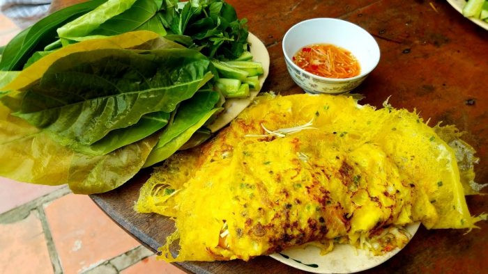 Bánh xèo Cao Lãnh: Làng bánh xèo Cao Lãnh (Đồng Tháp) với trên chục quán nằm dọc theo sông Cái Sao Thượng thuộc đường Lê Duẩn, phường Mỹ Phú, TP.Cao Lãnh với lịch sử hơn 15 năm tồn tại. Để bánh vừa giòn vừa dai, thơm vị dừa mà không quá béo, gia vị được pha khéo vô cùng đủ vị.