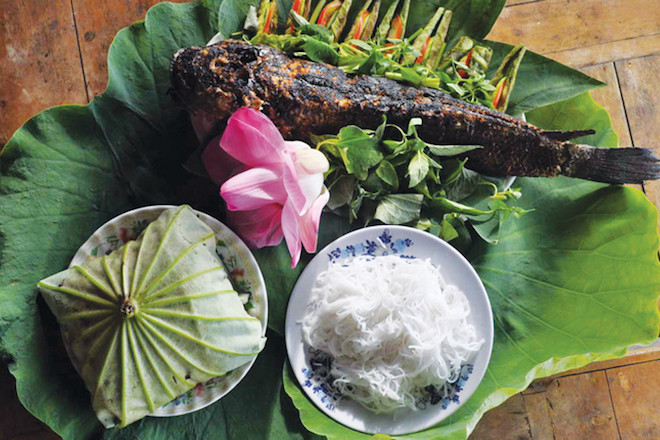 Cá lóc nướng trui cuốn lá sen: Cá lóc (miền Bắc gọi là cá quả) nướng trui có ở nhiều vùng đất khác nhau và trở thành món ăn dân dã. Thịt cá được cuốn cùng với lá sen non và chấm với nước mắm me khiến bạn sẽ muốn ăn mãi không thôi.