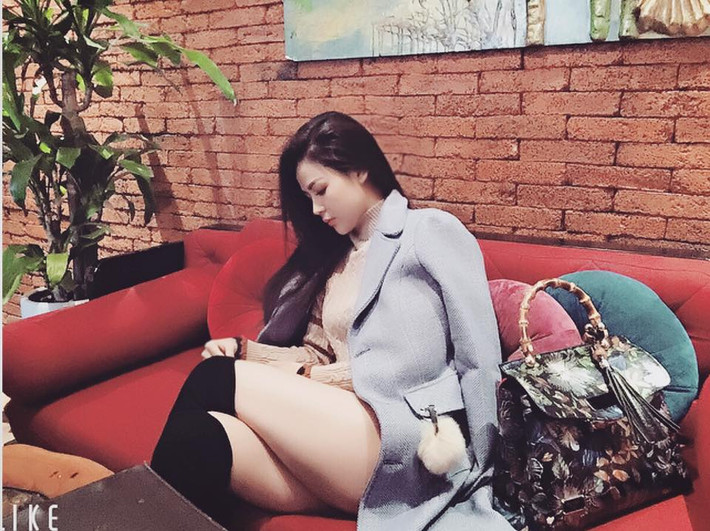 Ngoài phong cách sành điệu, Thu Trang có cả một bộ sưu tập túi hàng hiệu khá hoành tráng.
