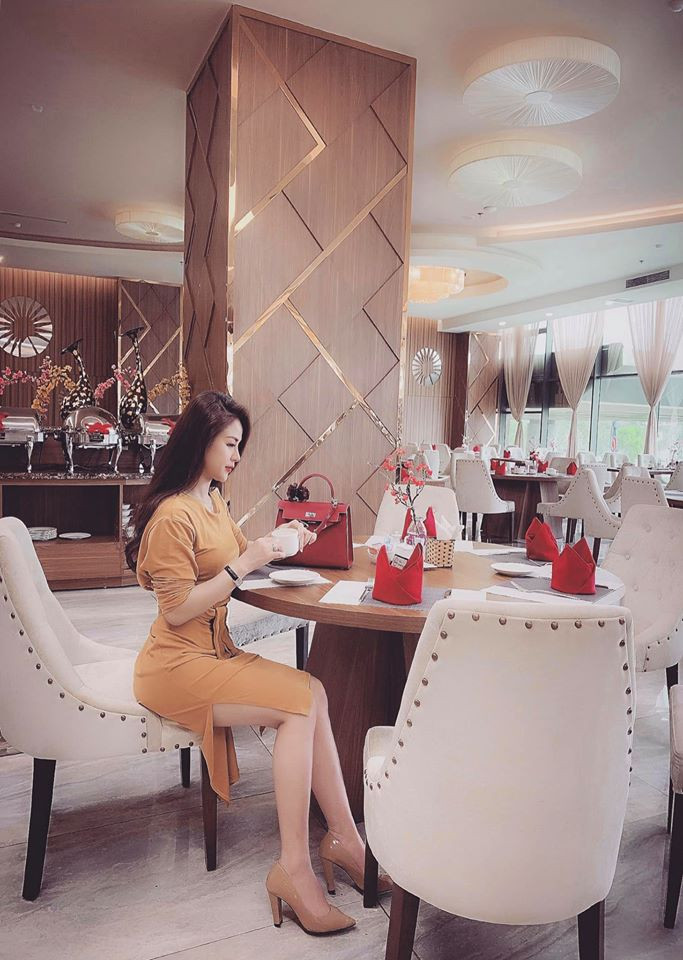 Những trang phục bó sát giúp người đẹp khoe vóc dáng thon thả.