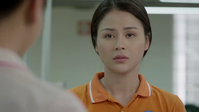 Nếu như Cúc trên phim hiền lành, chân chất thì Thu Trang ngoài đời lại vô cùng xinh đẹp với gu thời trang sành điệu.