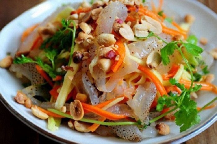Ngoài ra, người dân nơi đây còn phi hành với dầu ăn dậy mùi thơm, vàng rộm trộn đều nhau, rồi rưới nước mắm và nêm nếm món gỏi cho thật vừa khẩu vị, và rắc thêm đậu phộng. Ảnh: Du lịch VN.