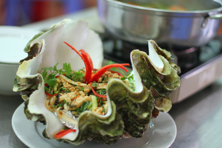 Cháo ốc tượng: Thông thường, du khách đến Lý Sơn thường chọn ăn cháo ốc. Công thức nấu không có gì đặc biệt nhưng với vị ốc kèm gia vị và nước chấm, món cháo ốc vẫn làm bao khách du lịch phát mê. Khi ăn, khách có thể ăn nguyên cả con hoặc xắt nhỏ tùy thích. Ảnh: AmThuc365.