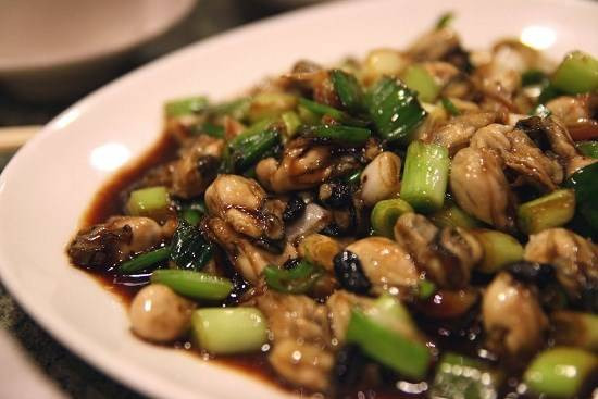 Hàu son xào: Huyện đảo Lý Sơn chẳng những có nhiều hải sản quý, mà còn nhiều món ăn dân dã như món hàu son xào đu đủ với hương vị độc đáo, hương vị hấp dẫn khó quên. Ảnh: Ivivu.