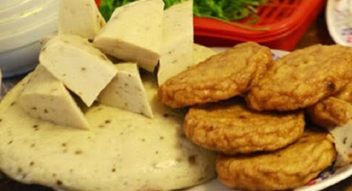 Chả cá Lý Sơn: Chả cá Lý Sơn cũng không kém phần nổi tiếng. Nó được làm từ thịt cá đỏ củ tươi sạch, không hóa chất, không chất bảo quản. Khi cá vừa đưa vào bờ đã được cơ sở mua về để chế biến chả. Quy trình chế biến hoàn toàn bằng thủ công. Ảnh: Du lịch VN.