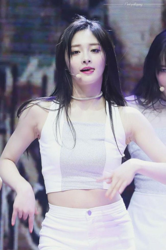 Dù ăn mặc không hở hang quá đà nhưng mỹ nhân 21 tuổi này luôn được đánh giá là sexy, gợi cảm.