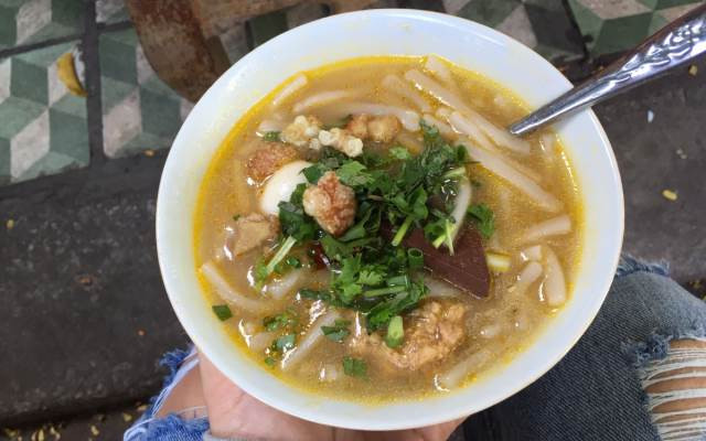 Khi nấu trộn lẫn với hạt điều để tạo màu, khi thưởng thức chan với bánh canh ăn rất ngon. Nhắc tới bánh canh Huế không thể không nhắc tới hai quán bánh canh ngon nổi tiếng là bánh canh Nam Phổ và bánh canh bà Đợi.