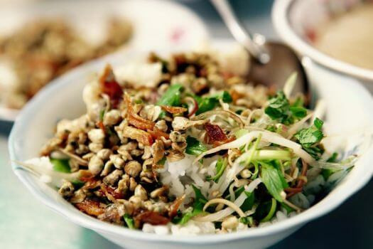 Cơm hến có thể ăn kèm với rau sống như hoa chuối, giá đỗ, lạc rang và khoai môn trắng thái nhỏ. Giá một suất cơm hến rất rẻ chỉ khoảng 10.000 đồng, để thưởng thức những quán cơm hến ngon các bạn nên tới cồn Hến hoặc quán chị Nhỏ ở đường Phạm Hồng Thái.