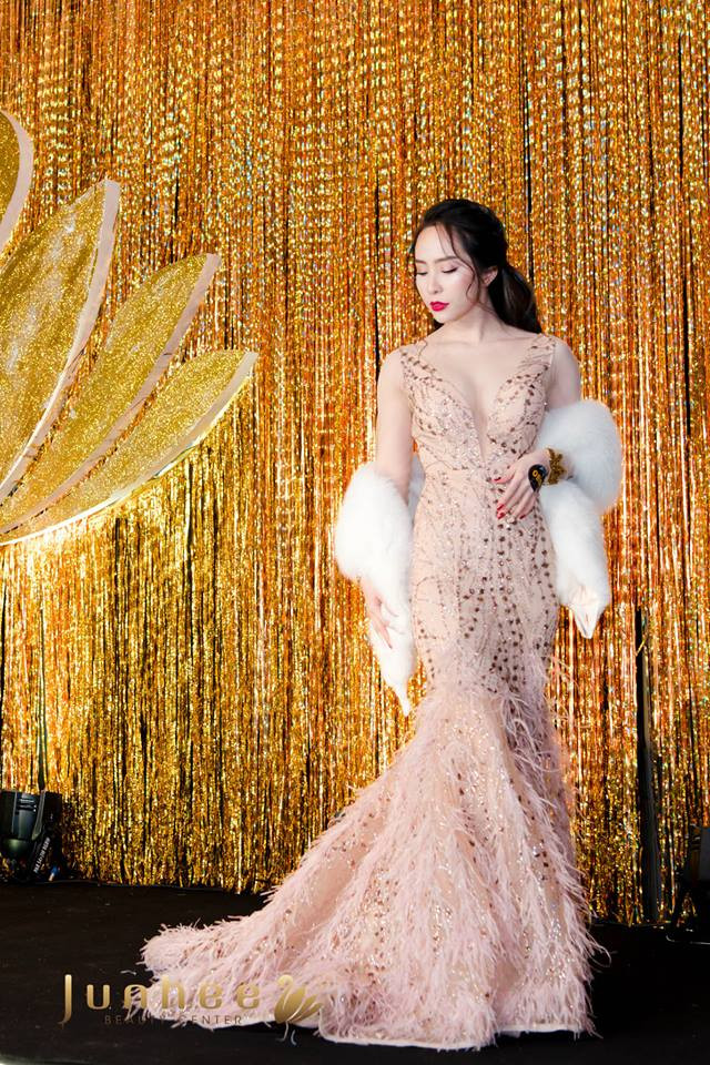 Quỳnh Nga hóa quý cô kiêu sa, lộng lẫy trong chiếc đầm lông lấp lánh.