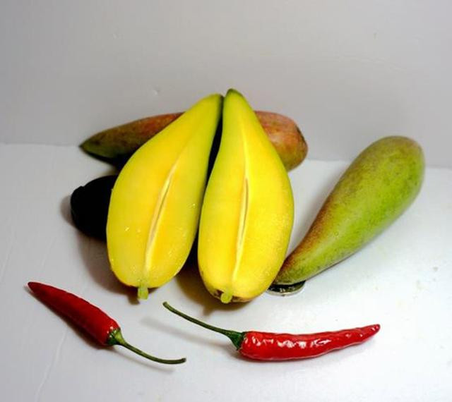 Mặc dù vẻ bề ngoài của nó khác lạ so với xoài thông thường, nhưng khi bổ ra, loại xoài giống ớt này vẫn có hương vị giống hệt, vị chua ngọt, thịt màu vàng tươi, đặc biệt phần hạt rất nhỏ hoặc không có hạt.