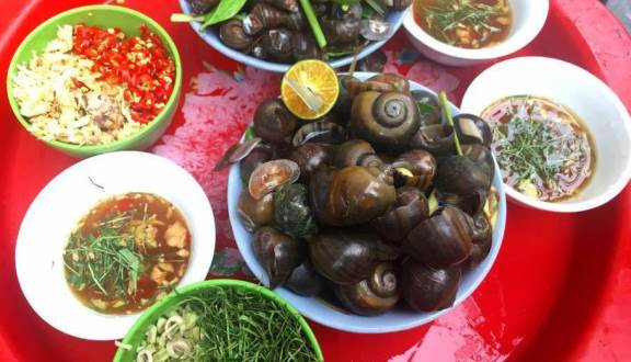 Đơn giản thế nhưng những con ốc nóng bỏng chấm với nước chấm đủ vị chua, cay, mặn, ngọt khiến người ra quên đi cái gió lạnh của ngày chuyển mùa. Ảnh: Foody.