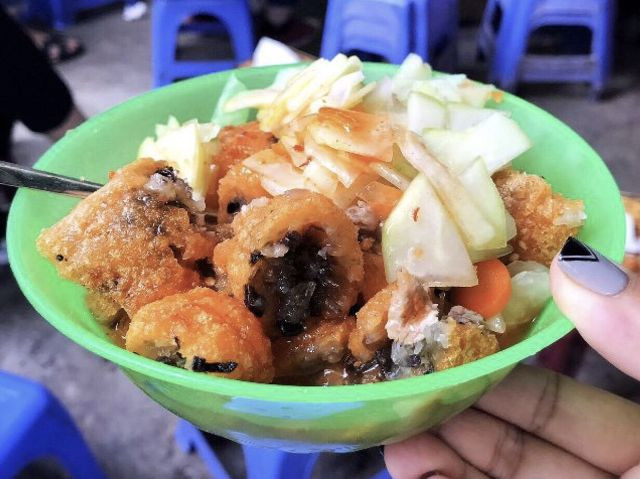Bánh rán mặn luôn nằm trong top những món ăn được ưa thích nhất trong mùa lạnh. Có gì kích thích vị giác trong chiều gió lộng hơn là chiếc bánh rán mới ra lò nóng hôi hổi, nhân là thịt xay, mộc nhĩ, nấm thơm lừng. Ảnh: Lozi.