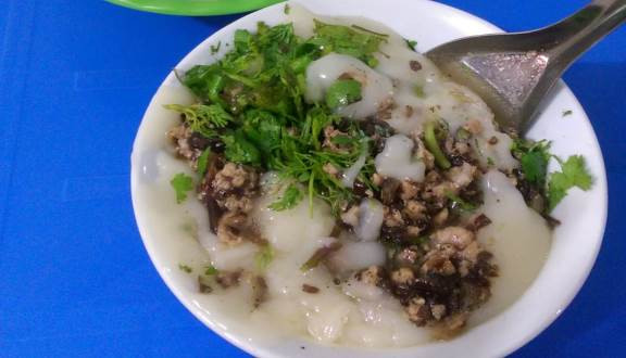 Tại Hà Nội, món ăn này được chan thêm các loại nước dùng pha từ mắm, hơi sền sệt và có vị chua ngọt dịu nhẹ thay vì bánh tròn ăn với lạc kèm nước tương như những nơi khác. Khi ăn, thực khách chỉ cần cho thêm giấm ớt và chút hạt tiêu là có thể thưởng thức ngay. Ảnh: Foody.