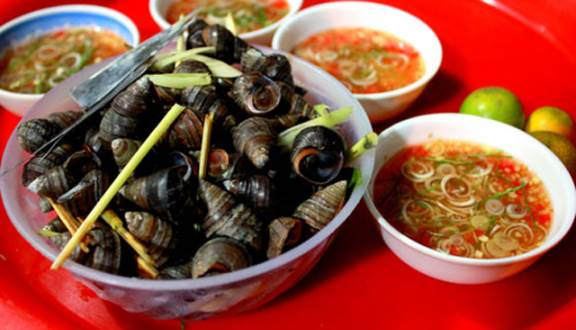 Ốc luộc: Đây là món ngon được chị em ưa chuộng nhất trong ngày mưa gió. Ốc có thể là ốc mít, có thể là ốc vặn hay ốc nhồi rửa sạch luộc cùng lá chanh, rồi chấm cùng nước chấm pha khéo. Ảnh: Foody.