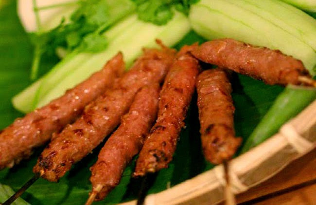 Nem chua rán, nem chua nướng: Được xếp vào hàng quà vặt phải thử khi đến Hà Nội, nhưng vào những ngày gió lạnh, hai món ăn này như được nêm thêm gia vị mới, bỗng ngon hơn hẳn. Ảnh: Internet.