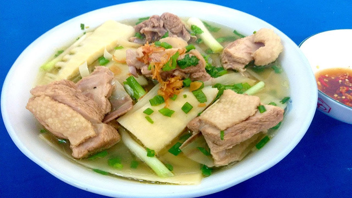 Trút măng vào nồi vịt, đun nhỏ sôi sau đó vặn nhỏ lửa cho sấu vào đun cùng. Cuối cùng cho thêm hành lá, mùi tàu thái nhỏ vào đun cùng, sau đó tắt bếp.