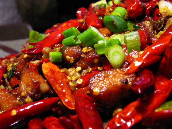 Đồ ăn cay: Ăn món ăn cay vào buổi sáng có thể làm gia tăng nồng độ axit trong dạ dày. Từ đó gây tổn thương lớp niêm mạc, dẫn tới các bệnh về dạ dày.