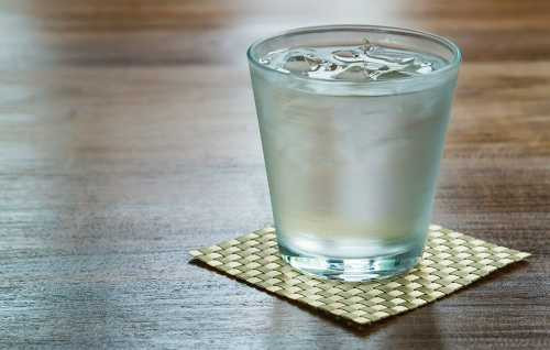 Nước lạnh: Uống nước lạnh vào buổi sáng làm co thắt huyết quản, đầy bụng, khó tiêu. Các chuyên gia sức khỏe khuyên khi thức dậy, mọi người nên uống một ly nước ấm để khởi động hệ thống tiêu hóa và bù lại lượng nước đã mất sau một đêm dài.
