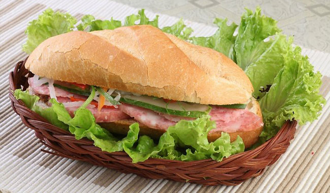 Bánh mì kẹp là món ăn không lành mạnh vì thường làm từ những loại thực phẩm chứa nhiều chất béo, chất bảo quản, phụ gia và nước sốt gây ảnh hưởng xấu tới sức khỏe.