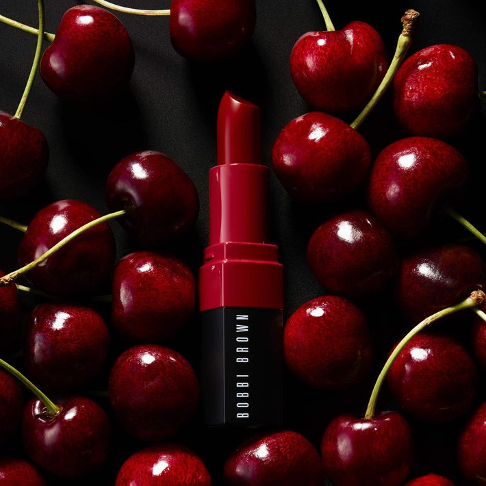 Màu son đỏ cherry: Không chỉ đơn thuần là một màu đỏ cổ điển, đỏ cherry với một chút xíu hồng hoặc chút xíu cam thực sự là một lựa chọn ấn tượng bởi nó cực kỳ tôn da, khiến khuôn mặt bạn bừng sáng rạng rỡ.