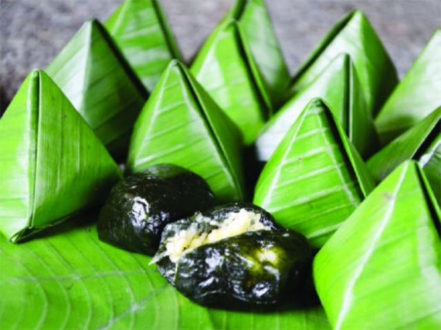Bánh ít lá gai: Được biết đến như một đặc sản làm quà mỗi lần ghé chân Bình Định, bánh ít lá gai tuy dẻo nhưng khi ăn không hề bị dính răng. Khi ăn, bạn sẽ cảm nhận được vỏ bánh mềm, mịn, dẻo, thơm của nếp, phần nhân dừa ngọt thơm vừa đủ, vị beo béo của đậu phụng hay vị hơi cay nồng của gừng khiến bạn ăn hoài không chán.